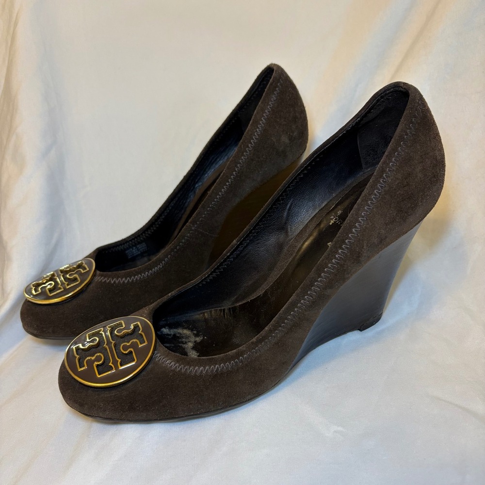 Tory Burch Sally Brown Suede Wedge Pumps Gold Logo Medallion Size 7.5